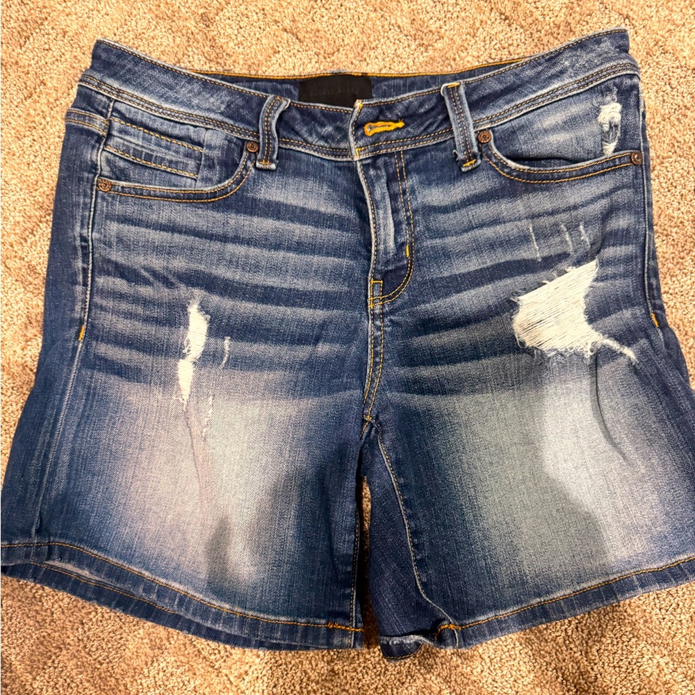 Buckle Black Distressed Women's Shorts
Sz 28
Like new